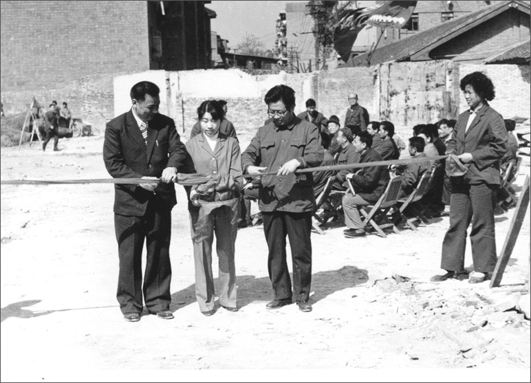 1986年,長虹彩電工程奠基,這樣的剪彩儀式,剪出了中國最大的彩電生產(chǎn)基地之一