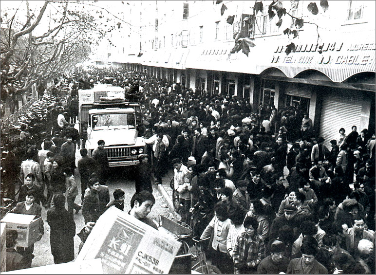 1989年,在彩電計劃調(diào)控的年代,長虹彩電的降價引發(fā)搶購潮