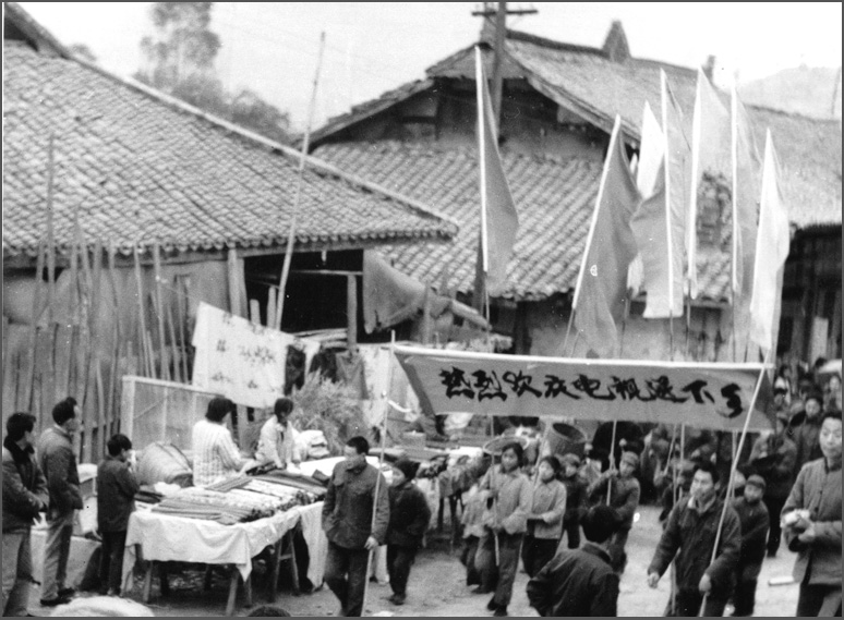 這可能是中國第一場“家電下鄉(xiāng)”,當(dāng)時長虹在春季把彩電免費送下鄉(xiāng),秋天豐收后農(nóng)民有錢了再去收錢