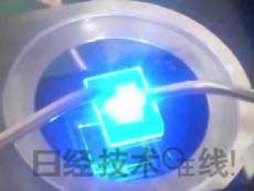 發光試驗中的LED元件。基板尺寸:1cm見方,元件尺寸:0.3mm見方,注入電流:約200mA,中心波長:450nm