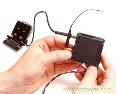 圖3:被電線連起來(lái)的兩個(gè)分立的發(fā)射/接收模塊