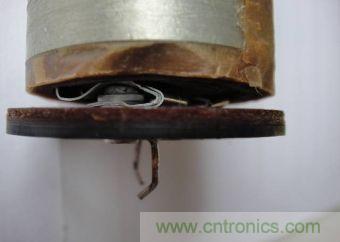 圖6:去掉電解電容固定的電子膠帶