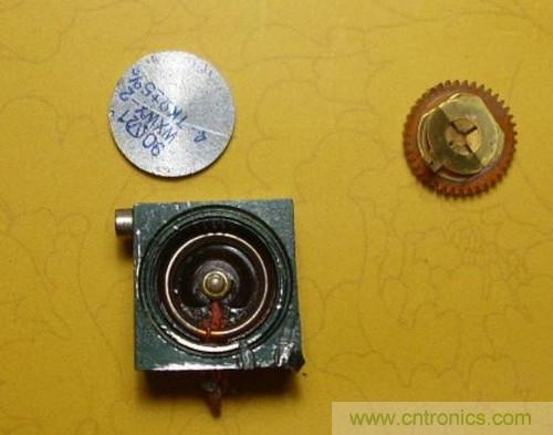 打開可調(diào)電阻上面的鋁蓋,取出動臂