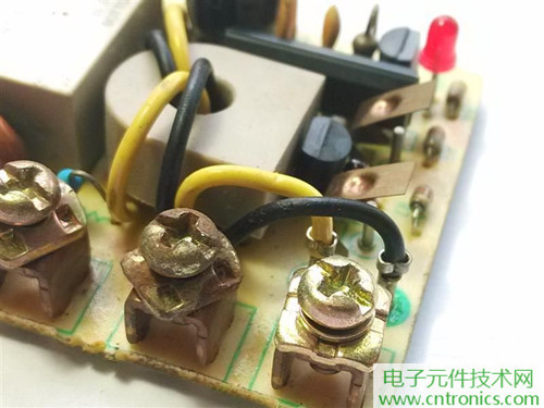 漏電保護器拆解:結構有差異,做工不錯