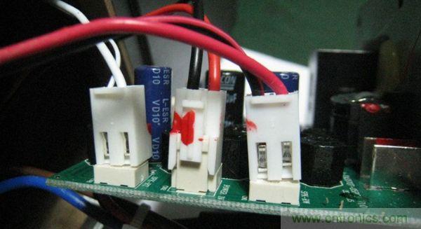 左邊是連接高音,中間是電源,右邊是低音連接