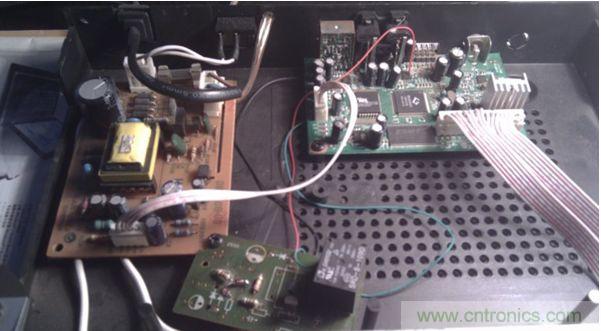 加了個繼電器，兩個三極管，五個電阻和一個二極管(三極管把解碼板的小信號進行了兩級放大,電阻是偏置作用)。
