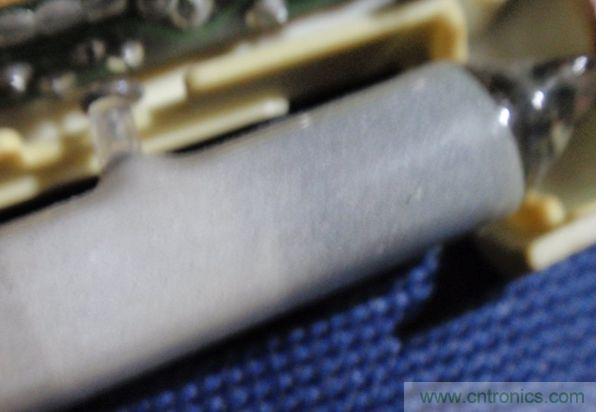 燈管，一頭黑了無法修復了