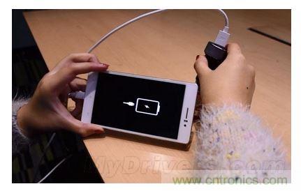 手機電池寒冷時為什么總充電？