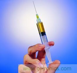 【導讀】不用針頭也能注射，孩子再也不用害怕打針了。日本開發的一種新型注射器不用針頭而靠氣泡壓力注射，只需將注射器緊貼皮膚，沒有疼痛感就可以將藥物高精度地輸送到目標位置。 　　 目前市場上也存在無針注射器，它們通常是依靠彈簧的力量產生高壓來發射液體，穿透皮膚后將藥物送到肌肉，但卻有可能損害神經，而且多少還是有一些疼痛感。 　　 芝浦工業大學副教授山西陽子率領的研究小組新開發的這種無針注射器全長約10厘米，它利用在液體中施加電壓來高速發射氣泡，利用氣泡破裂的力量在細胞上開出微細的孔，然后通過這個孔將含有藥物的微小氣泡注入細胞內部。氣泡的氣體收縮后，只有藥物到達患部。 1 由于方向性很明確，所以新型注射器能針對局部進行高精度治療，而且由于開出的孔只有4微米左右，所以對細胞的損害很小。 　　 這種無針注射器除能注射藥物外，還可以向包括植物細胞在內的細胞內植入基因和開展治療，有著廣泛用途。研究小組準備進一步改良注射器結構，對能夠注射的藥量、穿孔深度等進行更詳細的評估，并與企業合作，爭取早日使新型注射器達到實用化程度。