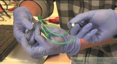 就是這么任性！柔性電池僅需1秒就充電完畢？