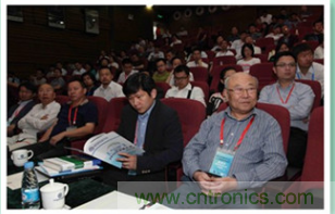 圖6：哈爾濱工業(yè)大學教授楊孝宗和蘇州納米技術與仿真研究所博導張鋌等專家坐鎮(zhèn)2015中國創(chuàng)客論壇，為中國創(chuàng)新加油！