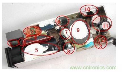 電源適配器的構(gòu)造 6 1. 壓敏電阻,其功能是當(dāng)外界電壓過(guò)高時(shí),壓敏電阻阻值迅速變得很小,與壓敏電阻串聯(lián)的保險(xiǎn)絲被熔斷,從而保護(hù)其他電路不被燒壞。 2. 保險(xiǎn)絲,規(guī)格為2.5A/250V,當(dāng)電路中的電流過(guò)大時(shí),保險(xiǎn)絲會(huì)熔斷以保護(hù)其他元件。 3. 電感線圈(又稱扼流圈),主要功能是降低電磁干擾。 4. 整流橋,規(guī)格為D3SB,作用是把220V交流電變?yōu)橹绷麟姟? 5. 濾波電容,規(guī)格為180μF/400V,作用是濾除直流電中的交流紋波,使電路工作更可靠。 6. 運(yùn)放IC(集成電路),保護(hù)電路、電壓調(diào)節(jié)的重要組成部分。 7. 溫度探頭,用于探測(cè)電源適配器的內(nèi)部溫度,當(dāng)溫度高于某一設(shè)定值時(shí)(不同品牌的電源適配器,其設(shè)定的溫度閥值略有不同),保護(hù)電路會(huì)切斷適配器的電壓輸出,從而保護(hù)適配器不受損壞。 8. 大功率開關(guān)管,是開關(guān)電源中的核心元件之一,開關(guān)電源能“一開一關(guān)”地工作,開關(guān)管功不可沒。 9. 開關(guān)變壓器,開關(guān)電源中的核心元件之一。 10. 次級(jí)整流管,功能是把低壓交流電變?yōu)榈蛪褐绷麟姟T贗BM的電源適配器中,整流管往往是由兩個(gè)大功率并聯(lián)工作的,以獲得較大的電流輸出。 11. 次級(jí)濾波電容,規(guī)格為820μF/ 25V,共有兩個(gè),起濾除低壓直流電中的紋波的作用。 除上述元件外,電路板上還有可調(diào)電位器及其他阻容元件。
