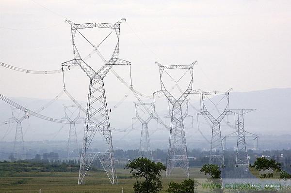 很多人在談到三相電時認為是單相的、多了一個接地孔的三孔插座,就是因為對三相電和三孔插座的概念出現(xiàn)了偏差。本文針對這個容易出現(xiàn)誤差的常識性錯誤進行糾正。