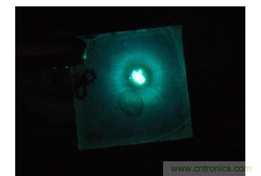 只需要一點點不同于傳統的配方,相同的單層也可以發出明亮的藍光