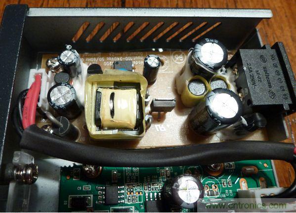 圖5:去掉塑料防護罩后的電源子系統(tǒng)細節(jié)特寫。