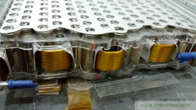 【導(dǎo)讀】對(duì)于電動(dòng)汽車的核心——電池，我們要求其安全、能量密度高、壽命長(zhǎng)，充電時(shí)間短，同時(shí)又要性能卓越等等。那么對(duì)比電動(dòng)汽車電池來(lái)說(shuō)怎么樣才算是達(dá)標(biāo)？又怎么樣才算是性能優(yōu)越呢?毫無(wú)疑問(wèn)鋰離子電芯作為其最基本的單元，其優(yōu)劣至關(guān)重要。  電池是電動(dòng)汽車的”心臟“。從電動(dòng)汽車發(fā)展以來(lái)，各種技術(shù)路線百花爭(zhēng)鳴，爭(zhēng)論不休。其中應(yīng)用最廣的鋰離子電芯，就有三元、磷酸鐵鋰、錳酸鋰等多種技術(shù)路線并存的現(xiàn)象。同時(shí)鋰離子電芯還分為方形，軟包，圓柱三種結(jié)構(gòu)形式。  而這越是紛繁蕪雜，就越能代表了我們還在不斷探索，代表了電動(dòng)汽車的急切盼望：電動(dòng)汽車需要一顆強(qiáng)大的“心臟”。  對(duì)于電池包的要求  對(duì)于電動(dòng)汽車的核心——電池，我們要求其安全、能量密度高、壽命長(zhǎng)，充電時(shí)間短，同時(shí)又要性能卓越等等。而這一項(xiàng)一項(xiàng)的要求，看似苛刻，但卻又無(wú)一不是電動(dòng)汽車實(shí)現(xiàn)產(chǎn)業(yè)化的硬性指標(biāo)。  那么對(duì)比電動(dòng)汽車電池來(lái)說(shuō)怎么樣才算是達(dá)標(biāo)？又怎么樣才算是性能優(yōu)越呢?毫無(wú)疑問(wèn)鋰離子電芯作為其最基本的單元，其優(yōu)劣至關(guān)重要。  但就拿我們最關(guān)注的安全性來(lái)說(shuō)，是不是電芯安全了，電池包就安全了呢？  我們可以看到2002年，磷酸鐵鋰(LFP)首次被美國(guó)Valance公司產(chǎn)業(yè)化，隨即引起了中國(guó)市場(chǎng)的廣泛關(guān)注。從2004年開(kāi)始，我國(guó)掀起了一股投資磷酸鐵鋰材料和磷酸鐵鋰動(dòng)力電池的熱潮，磷酸鐵鋰其相對(duì)穩(wěn)定，安全性較高。隨后，它成為我國(guó)正極材料的主要路線，爭(zhēng)議暫告段落。  但是，隨著特斯拉在動(dòng)力電池使用了鎳鈷鋁酸鋰的正極材料，爭(zhēng)論再次出現(xiàn)。磷酸鐵鋰其較低的能量密度，已經(jīng)使其處于劣勢(shì)。 1 據(jù)調(diào)研發(fā)現(xiàn)，進(jìn)入2014年以來(lái)，國(guó)內(nèi)鋰電池正極材料產(chǎn)業(yè)整體出現(xiàn)了向三元材料轉(zhuǎn)移的趨勢(shì)，下游的電池廠基本都在開(kāi)發(fā)三元材料的電芯，也引導(dǎo)著上游的材料企業(yè)開(kāi)始加大對(duì)三元材料的開(kāi)發(fā)和生產(chǎn)力度。  而一系列的變化，也恰恰說(shuō)明鋰電行業(yè)在慢慢的摸索，慢慢走向成熟。就比如說(shuō)一個(gè)電池包的安全，光靠電芯安全是遠(yuǎn)遠(yuǎn)不夠的，其必須上升到一個(gè)系統(tǒng)的層級(jí)來(lái)。也就是說(shuō)電池包的安全，靠的是整個(gè)電池系統(tǒng)，而不僅僅是某個(gè)單一的元素。  更何況一個(gè)安全、可靠、性能卓越的電池包，更是涉及到多領(lǐng)域知識(shí)的耦合，其更需要一個(gè)完善、可靠的系統(tǒng)來(lái)實(shí)現(xiàn)。就好比飛機(jī)被認(rèn)為是最安全的交通工具，不單單是“安全”的發(fā)動(dòng)機(jī)，“安全”的結(jié)構(gòu)，就能保障的，其中還綜合運(yùn)用了人為因素分析、軟件安全性、風(fēng)險(xiǎn)管理和定量風(fēng)險(xiǎn)評(píng)估等各種先進(jìn)技術(shù)來(lái)預(yù)防事故發(fā)生，可以說(shuō)是系統(tǒng)保障了安全。  下面我們就從電池系統(tǒng)中抽離出其一個(gè)核心部件電池模組，淺談一下各種不同的模組結(jié)構(gòu)。  關(guān)于電池模組  電池模組可以理解為鋰離子電芯經(jīng)串并聯(lián)方式組合，并加裝單體電池監(jiān)控與管理裝置。電池模組的結(jié)構(gòu)設(shè)計(jì)往往能決定一個(gè)電池包的性能和安全。其結(jié)構(gòu)必須對(duì)電芯起到支撐、固定和保護(hù)作用。同時(shí)如何滿足過(guò)電流要求，電流均勻性，如何滿足對(duì)電芯溫度的控制，以及是否有嚴(yán)重異常時(shí)能斷電，避免連鎖反應(yīng)等等，都將是評(píng)判電池模組優(yōu)劣的標(biāo)準(zhǔn)。  而隨著電動(dòng)汽車的發(fā)展，以及人們對(duì)性能的追求，熱管理更是成為了電池模組設(shè)計(jì)的一個(gè)至關(guān)重要的環(huán)節(jié)。自然冷卻已經(jīng)不能滿足我們的需求。風(fēng)冷則由于其效率較低，且對(duì)電芯溫度的一致性較難控制，而表現(xiàn)的力不從心。因此，高性能需求的電池模組，其熱管理的解決方案已經(jīng)轉(zhuǎn)向液冷或相變材料。下面就介紹一下各種不同結(jié)構(gòu)電芯的模組設(shè)計(jì)。  · 方形電池模組  方形電芯可以說(shuō)是我國(guó)汽車動(dòng)力電池里，應(yīng)用最多的電芯了。其外殼的材質(zhì)有鋁、鋼、以及塑膠。其電芯厚度是三種結(jié)構(gòu)中最厚的，由此也造成其內(nèi)部和外表面的溫差較大。其模組結(jié)構(gòu)也多為自然冷卻和風(fēng)冷的結(jié)構(gòu)。  我們來(lái)看看寶馬I3的電池模組設(shè)計(jì)。  我們可以看出，I3的電池模組從結(jié)構(gòu)上已經(jīng)具備一個(gè)高性能模組所需的要素，而一臺(tái)高性能的電動(dòng)汽車，就是靠著每一處的細(xì)節(jié)共同搭建而成的。當(dāng)然其散熱、均溫以及可靠性等等，還有待市場(chǎng)的驗(yàn)證。 2 （▲ 寶馬I3方形電池模組）  · 軟包電池模組  軟包電芯的電池包，也是近期比較熱門的一種結(jié)構(gòu)類型，其用在國(guó)外的電動(dòng)車上比較多。  軟包電芯的物理結(jié)構(gòu)決定了其不易爆炸，一般只有外殼能承受的壓力足夠高，才有可能炸，而軟包電芯內(nèi)部壓力一大，便會(huì)從鋁塑膜邊緣開(kāi)始泄壓、漏液。同時(shí)軟包電芯也是幾種電芯結(jié)構(gòu)中，散熱最好的。  目前，市面上賣得最多的還是日產(chǎn)的Leaf，其模組結(jié)構(gòu)為全密封式的，并未考慮散熱，即不散熱。  而Leaf在市場(chǎng)上頻繁反饋的容量衰減過(guò)快，與此熱管理也不無(wú)關(guān)系。顯然隨著人們對(duì)于高性能電動(dòng)車的追求，迫使軟包電芯也必須要有主動(dòng)式的熱管理結(jié)構(gòu)。  下面我們來(lái)看看一款World Congress展臺(tái)上的液冷軟包模組。其模組由電芯層疊而成，而電芯間有間隔排布的液冷板，其保證每顆電芯都有一個(gè)大面接觸到液冷板，并充分發(fā)揮了軟包電芯液冷的優(yōu)勢(shì)。 3 （▲ 液冷軟包電池模組）  當(dāng)然軟包電芯要將液冷技術(shù)做成熟也并非易事，其必須考慮液冷板的固定，密封性，絕緣性等等。同時(shí)可靠的電連接，以及具有“保險(xiǎn)絲”結(jié)構(gòu)連接片，這都是高性能軟包模組的方向。  我們可以看到軟包電芯其配合完善的模組結(jié)構(gòu)后，其優(yōu)勢(shì)會(huì)得以凸顯。  圓柱電池模組  圓柱電芯可謂是在各類電子產(chǎn)品中，應(yīng)用最廣泛的結(jié)構(gòu)。如今，在電動(dòng)汽車行業(yè)也占有一定得份額。最典型的即是18650電芯了，其工藝經(jīng)過(guò)多年的沉淀，并在大規(guī)模的自動(dòng)化生產(chǎn)的條件下，現(xiàn)今屬于最成熟，穩(wěn)定且一致性最好的電芯。  而圓柱電芯更是有著目前最高的能量密度，其三元材料的電芯能做到210~250Wh/kg。國(guó)內(nèi)目前的圓柱電池包多為自然冷卻或風(fēng)冷的結(jié)構(gòu)，其效果不盡如人意。  我們來(lái)看看，將圓柱型電芯推到風(fēng)口浪尖上的特斯拉電池模組。  相信已經(jīng)有不少人見(jiàn)過(guò)特斯拉的模組了：  組成一臺(tái)特斯拉汽車需要7000多顆18650電芯，一個(gè)模組則需要400多顆電芯，同時(shí)為了高性能的目標(biāo)又要在模組上集成多項(xiàng)功能，可見(jiàn)其工作量和難度之大。其中，甚至還用上了一些跨行業(yè)的技術(shù)，使人眼前一亮，為之拍案。好比電芯連接的“保險(xiǎn)絲”設(shè)計(jì)。  可以說(shuō)，身處電池行業(yè)的人，反而很少有人能想得到，這也許就是當(dāng)局者迷吧。而這一技術(shù)的應(yīng)用則極大地提高了電池的安全性能。同時(shí)，還有液冷管道的應(yīng)用，極大地解決了18650電芯的散熱和均溫的問(wèn)題，這對(duì)電池的性能和壽命都是一個(gè)極大的幫助。不僅如此，其電池模組在空間尺寸上的利用，更可謂是精打細(xì)算。  在這里還是要佩服一下特斯拉將事情做到極致的態(tài)度，也就是這樣一個(gè)模組，成為了一個(gè)高性能的特斯拉電池包所必不可少的核心部件。 4 電動(dòng)之心  通過(guò)以上一些簡(jiǎn)單的列舉，我們不難看出，無(wú)論何種結(jié)構(gòu)的電芯其實(shí)都不乏一些好的應(yīng)用范例。而對(duì)于鋰離子電芯，如果作為一款革命性的產(chǎn)品，目前看來(lái)仍有很多不足和局限。但我們與其一味坐等材料的發(fā)展，不如多考慮一下，如何做好電池模組，做好電池系統(tǒng)。而這也是我們打造一顆強(qiáng)大“電動(dòng)之心”的必經(jīng)之路。