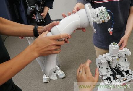 拆解筆記本不過癮,那就來拆拆日本情感機器人吧!