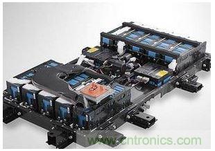 【導(dǎo)讀】電池管理系統(tǒng)(BMS)作為實時監(jiān)控、自動均衡、智能充放電的電子部件,起到保障安全、延長壽命、估算剩余電量等重要功能,通過一系列的管理和控制,保障電動汽車的正常運行。 據(jù)相關(guān)統(tǒng)計,2013年全球電池管理系統(tǒng)市場產(chǎn)值成長逾10%,2014年至2016年成長幅度將大幅躍升至25-35%。到2020年前,電動汽車將保持約15%~30%的年復(fù)合增長率,除了純電動汽車、插電式混合動力汽車和混合動力汽車的數(shù)量增長之外,新型的48V輕度混合動力系統(tǒng)也將顯著促進增長。鑒于此,電子發(fā)燒友采訪了美國力特公司(Littelfuse)中國區(qū)銷售總監(jiān)查勇。 針對當(dāng)前市場,力特公司中國區(qū)銷售總監(jiān)查勇談到,當(dāng)前基于低或零排放而改善空氣質(zhì)量的需求,對汽車提出更高的效率要求,隨著整個汽車中電負(fù)載的增加(如汽車動力的提升、多媒體用電等),要求高電壓供電以及更強大的供電系統(tǒng)。 目前電動汽車/混合動力汽車架構(gòu)主要有四類:一是HEV(Hybrid),油、電混合動力,電池靠發(fā)動機充電;二是PEV(Plug-in),油、電混合,電池需外部充電;三是BEV( Battery Electric Vehicle),純電池供電;四是化學(xué)燃料電池供電。查勇表示,當(dāng)前油、電混合動力汽車占有的市場比例比較大,后期會慢慢往純電動轉(zhuǎn)型。 那么,鋰離子電池有哪些優(yōu)勢? 我們知道,電動汽車的供電系統(tǒng)是由若干個鋰離子電池組成的。 鋰電池組是由一個個電池單元組成,每一個電池組大約有500~7000個單元,這對電池的管理與控制提出了更高的要求。 鋰電池技術(shù)將是任何類型電動汽車的基礎(chǔ)。查勇表示,目前還在不斷改進之中,未來將提供所需的最佳成本及功能性,對于成本在未來幾年里預(yù)計將降低四分之一到三分之一,而能量密度具有相同的增長幅度。在上圖中,鉛酸電池、鎳氫電池、鋰離子電池的比較表,可以看到鋰離子電池在功率密度和充電循環(huán)壽命上的優(yōu)勢是其它無法替代的。 鋰電池系統(tǒng)存在哪些技術(shù)瓶頸? 對于鋰離子電池技術(shù)方面,還有很多地方需要進一步完善,查勇談到主要有三點: 其一,充放電狀態(tài)。當(dāng)充放電狀態(tài)在一定范圍內(nèi)時電池才能安全可靠地運行,高放電和過充電會降低鋰離子電池的效率和壽命,理想的荷電狀態(tài)為最大充電量的20%至90%左右; 其二,安全電池工作電壓。保持電池電壓在最低2 V和最高4.2 V之間,過高的電池電壓會導(dǎo)致過多的電流流動,在最壞的情況下,短路會破壞電池; 其三,熱管理。溫度控制尤為重要,因為過高的溫度可能會在負(fù)極過程中導(dǎo)致一種聯(lián)鎖反應(yīng),從而導(dǎo)致因可能的電極短路以及可燃?xì)怏w從有機溶劑(電解液)中除氣而發(fā)生危險情況。 要使電池工作在可靠和安全的狀態(tài),就必須管理電池的充、放電狀態(tài),及監(jiān)管電池的安全工作電壓,目前大多采用的是主動均衡和被動均衡技術(shù)。查勇補充到,對于保護器件保險絲而言,小體積,高電壓仍是一個技術(shù)難點。 安全性方面該如何把控? 鋰離子電池需要通過電池管理系統(tǒng)進行仔細(xì)監(jiān)測和調(diào)節(jié),對電池管理系統(tǒng)本身進行保護是保證這一重要的系統(tǒng)在所有情況下(組裝、保養(yǎng)、正常操作)安全可靠。 在短路情況下,會在電力線上引起強大的電流。查勇表示,針對這樣的情況,推薦使用具有較高分?jǐn)嗄芰Φ谋kU絲的合適的熔斷技術(shù),如力特公司的0HEV系列。電池管理系統(tǒng)通常通過高阻抗感應(yīng)線連接,因此短路電流會顯著降低,允許使用電子保險絲,電當(dāng)然壓高低要求取決于電池結(jié)構(gòu)。 針對電池保護,力特保險絲和TVS二極管保護具有很大的優(yōu)勢: 1) 作為全球保護器件的領(lǐng)導(dǎo)者,力特提供全系列的保護器件,包括Fuse、PPTC TVS Diode、TVS Diode Array,同時提供不同的保護方案; 2) 所有器件滿足AEC-Q101和AEC-Q200汽車認(rèn)證; 3) LAB 能針對客戶提供多樣的測試需求。 查勇指出,隨著越來越多的汽車應(yīng)用(如電池傳感器線路保護)依賴電子保險絲,在目前汽車中使用的電子保險絲沒有定義官方標(biāo)準(zhǔn)的情況下,力特根據(jù) AEC-Q200 準(zhǔn)則制定了一項測試計劃,對保險絲在汽車應(yīng)用的適用性和可靠性進行測試,這項測試計劃包含18項測試,例如1000小時高溫高濕測試、1000循環(huán)溫度沖擊測試、特殊機械沖擊及振動測試等,所用的樣本量也有更加嚴(yán)格的要求。“只是一次測試做到了還不夠,如何保證每批貨都通過這個測試?整個質(zhì)量控制體系才能保證高品質(zhì)的一致性和持續(xù)性,這是某些廠商所不具備的,需要特別注意。” 另外,力特不斷在汽車應(yīng)用電子保險絲的合格范圍內(nèi)提供更多的產(chǎn)品。對于直流濾波電容和IGBT的保護,過去使用的是齊納二極管,但是它們無法提供與 TVS 二極管相同的優(yōu)勢,如快速響應(yīng)、更高的浪涌能力和更高的可靠性。 比如,車載充電器通過CAN 總線與其他系統(tǒng)進行通信,在密集的汽車環(huán)境中,CAN 線路會遭受ESD或其他汽車系統(tǒng)通過耦合或傳導(dǎo)而引起的其他瞬變所導(dǎo)致的過電壓應(yīng)力。對此,查勇表示,針對CAN總線開發(fā)出了專用的保護器件,SM24CANA和SM24CANB. 其不僅具有ESD能力,還有一定的抗浪涌能力,同樣也滿足AEC-Q101汽車認(rèn)證。 不難發(fā)現(xiàn),鋰電池系統(tǒng)是由若干單節(jié)電池組成的,架構(gòu)都比較復(fù)雜,是整個系統(tǒng)能否可靠工作的關(guān)鍵所在,也極易受到靜電、開關(guān)功率負(fù)載、感應(yīng)浪涌、過負(fù)載、短路等過電流和過電壓得威脅,因此精心選擇和正確放置保護元器件進行過電壓和短路保護尤為重要。 最后,查勇表示,大力發(fā)展新能源汽車已成為各國共識,世界主要國家如美國、中國、日本、德國、韓國、英國等都紛紛建立了自己宏偉的新能源汽車產(chǎn)業(yè)規(guī)劃。新能源汽車的安全性問題,一直是汽車產(chǎn)業(yè)的重點工作之一,在展望新能源汽車快速發(fā)展的同時,我們須認(rèn)識到,穩(wěn)定、高效、安全、可靠的電池管理系統(tǒng)產(chǎn)品,是保障電動汽車的正常運行的關(guān)鍵,只有這樣新能源汽車才能擁有可持續(xù)發(fā)展的未來。