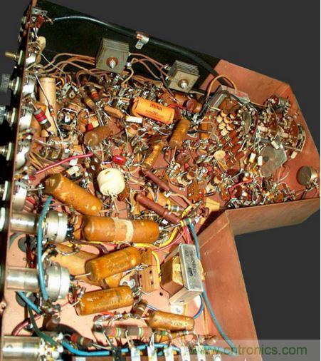 1948年Motorola的VT-71「Golden View」7吋電視機就是采用點對點接線。(圖片來源:Wikimedia/Westernelectric555)