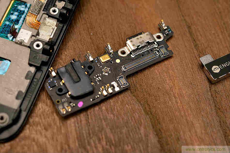 拆解魅族15 Plus:玩轉(zhuǎn)了新概念,但其工藝究竟如何?