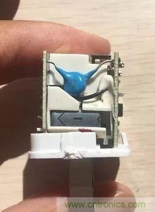 拆了個(gè)電容之后，我的iPhone也會自動(dòng)訂房了