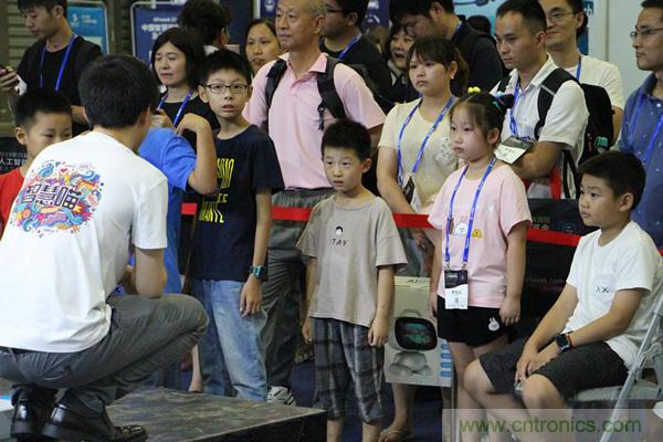 WAIE大戰“利奇馬”,3萬真粉如約駕臨“WAIE 2019第四屆上海國際人工智能展覽會” WAIE大戰“利奇馬”,3萬真粉如約駕臨“WAIE 2019第四屆上海國際人工智能展覽會”