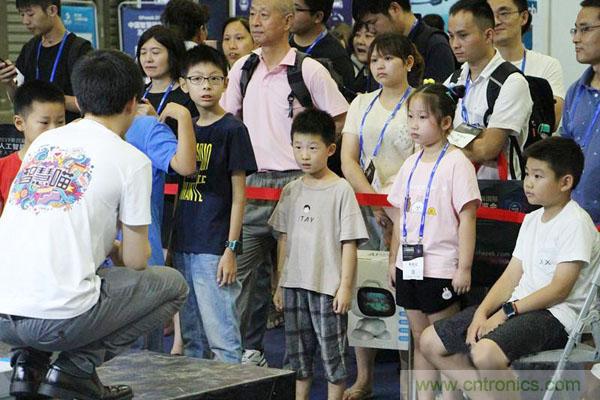 明年再見!“WAIE 2019第四屆上海國際人工智能展覽會暨人工智能產業大會”完美落幕! 明年再見!“WAIE 2019第四屆上海國際人工智能展覽會暨人工智能產業大會”完美落幕!