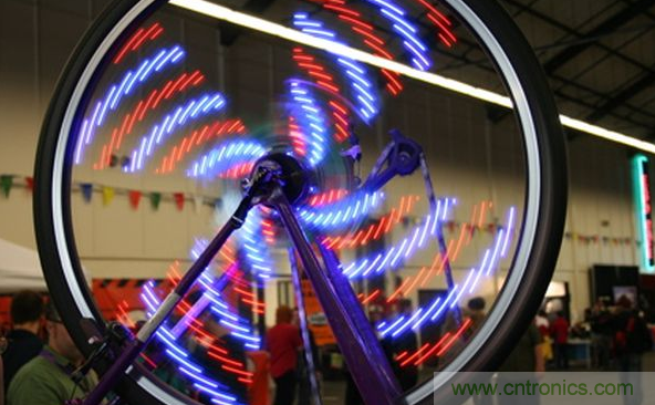 電燈泡內(nèi)通有交流電，為什么看不到燈泡在閃爍？